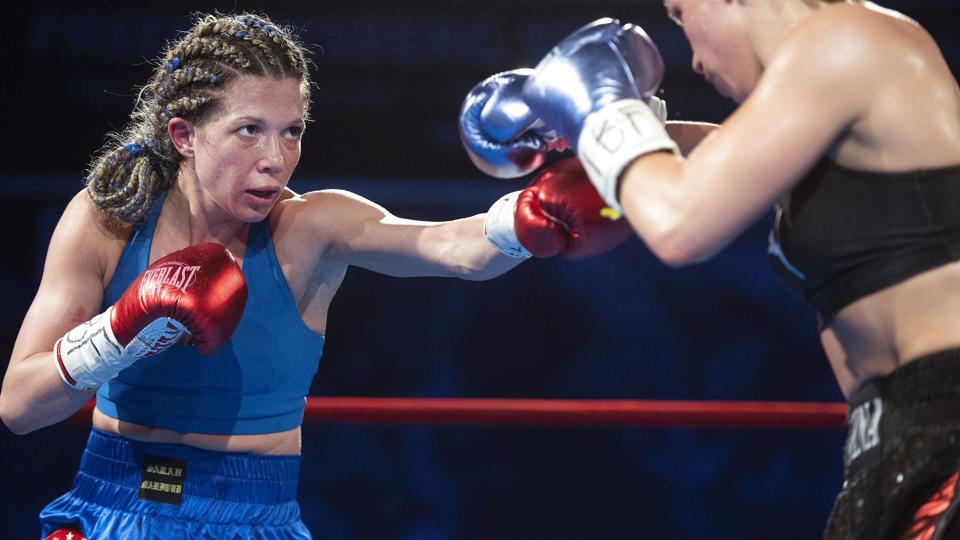 Sarah Mahfouds seneste kamp var i april på hjemmebane, da hun forsvarede sit IBF VM-bælte i fjervægt mod den tyske europamester Nina Meinke. <i>Thomas Sjørup/Ritzau Scanpix</i>