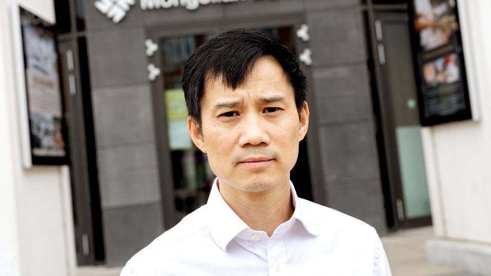 Phuong Thai Hoang har drevet Mongolian Barbecue i 15 år. Jubilæet markeres fra søndag 25. september. Men han har været meget i tvivl, om han skal holde det. Han har nemlig ikke rigtigt råd. Energiudgifterne er nemlig eksploderet i restauranten. Eksempelvis har han fået en regning på 70.000 kroner - bare for august. <i>Foto: Lars Pauli</i>