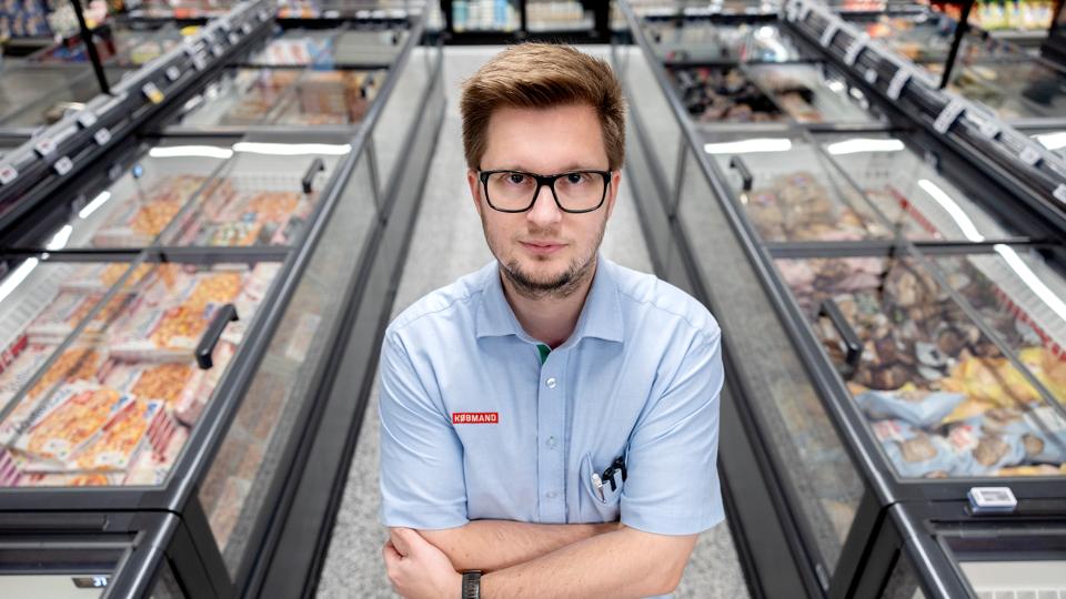 Kasper Pedersen er den nye købmand i Voerså, og butikken åbnede i maj. Han blev mildt sagt overrasket, da han så elregningen for august. <i>Foto: Lars Pauli</i>