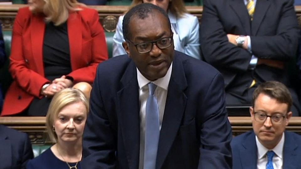 Den britiske finansminister, Kwasi Kwarteng, præsenterer sin skatteplan i det britiske parlament fredag. Den har fået en hård medfart på de internationale finansmarkeder, blandt andet på grund af frygt for en britisk recession. Til venstre i billedet ses premierminister Liz Truss. <i>Handout/Ritzau Scanpix</i>