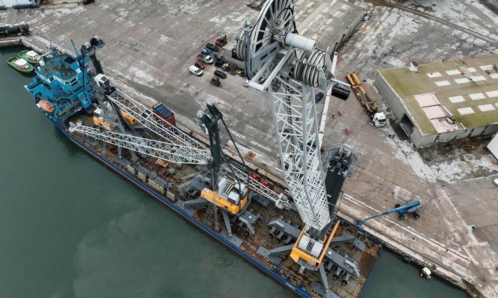 Ankommet til havnen i Castellon gør de tre Liebherr mobile havnekraner klar til at blive losset i Spanien.