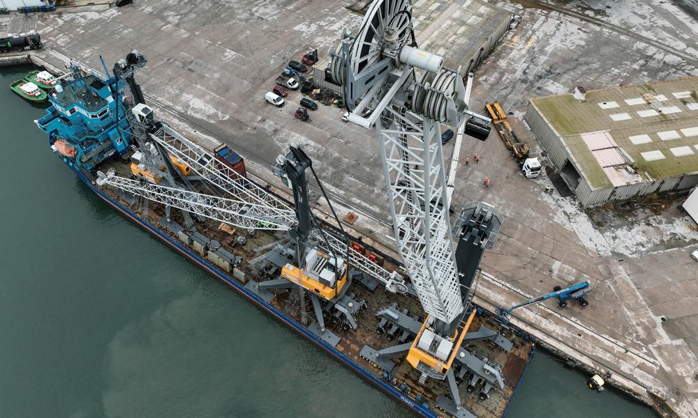 Ankommet til havnen i Castellon gør de tre Liebherr mobile havnekraner klar til at blive losset i Spanien. Ankommet til havnen i Castellon gør de tre Liebherr mobile havnekraner klar til at blive losset i Spanien.