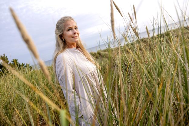 Med den nye cd "Fra hjerte til hjerte" får Tina Siel et ønske opfyldt, som hun har haft i flere år, om at udgive en række sange om livets dybe følelser på godt og ondt. <i>Foto: Lars Pauli</i>
