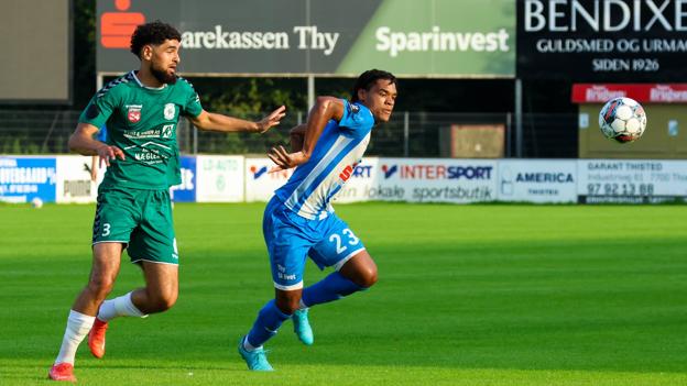 Emrah Badili nåede at få tre kampe i Jammerbugt-trøjen. Her spiller han en træningskamp for Vejgaard mod Thisted FC i juli 2022. <i>Arkivfoto: Rasmus Lykke/Thisted FC</i>