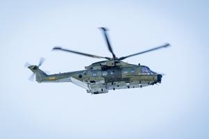 Helikopter hjælper kæntret person i land ved sønderjysk sø