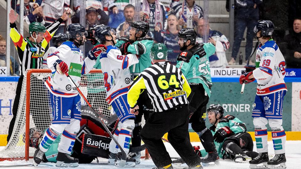 I situationen her er der intensitet i opgøret mellem Pirates og White Hawks, men de to nordjyske hold har helt sikkert mere at give af på den konto til de kommende møder. <i>Foto: Lars Pauli</i>