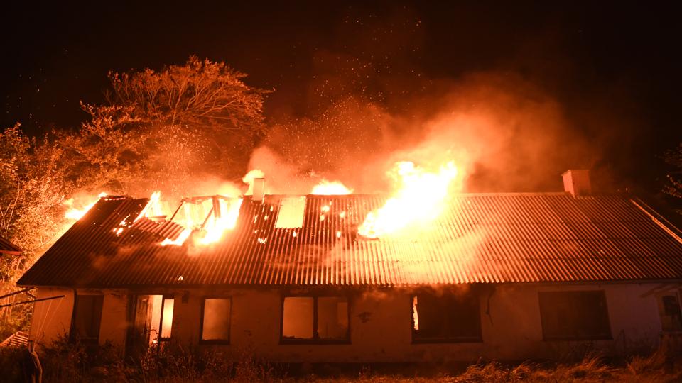 Brand i et hus på Sellebjergvej ved Bindslev. <i>Foto: Jan Pedersen</i>