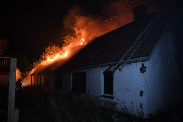 Brand i et hus på Sellebjergvej ved Bindslev. <i>Foto: Jan Pedersen</i>