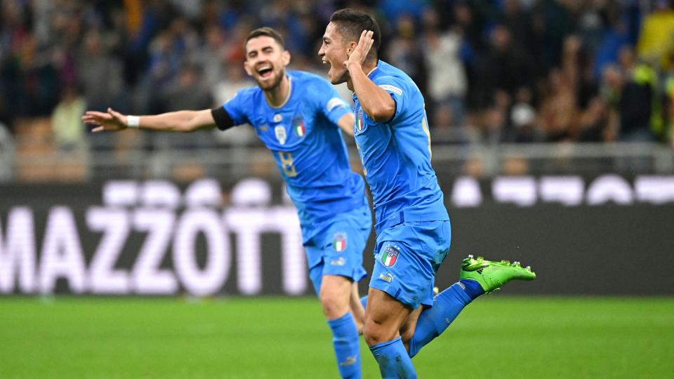 Giacomo Raspadori sparkede England ud af øverste Nations League-lag med en flot scoring i anden halvleg. <i>Alberto Lingria/Reuters</i>