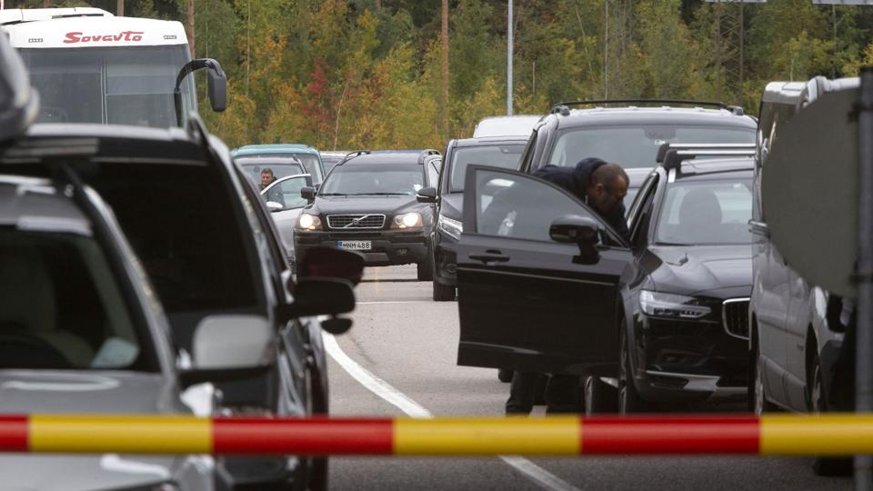 Fredag var der stadig tæt trafik ved den finsk-russiske grænse, men nu har finnerne afskåret en lang række russere fra at rejse ind i landet. <i>Lehtikuva/Reuters</i>