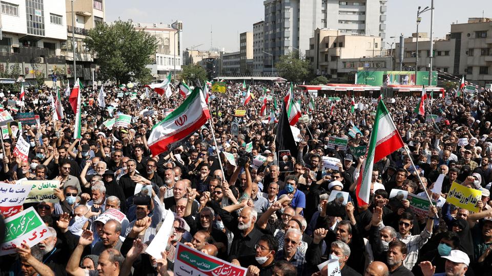 En 22-årig kvindes død i det iranske moralpolitis varetægt - efter hun tilsyneladende havde båret det obligatoriske hovedtørklæde forkert - har i løbet af ugen udløst store protester i byer rundt om i Iran. Fredag svarede regimet igen - som her i hovedstaden Teheran -ved at sende regeringstro demonstranter på gaden efter fredagsbønnen for at udtrykke deres loyalitet og støtte til, hvordan kvinder skal gå klædt. <i>Wana News Agency/Reuters</i>