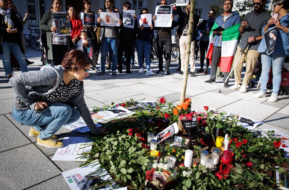 I Aalborg blev der lørdag holdt stilhed for ofrene og taler mod præstestyret i Teheran. Op mod 150 - de fleste med iranske rødder - deltog. <i>Foto: Bo Lehm</i>