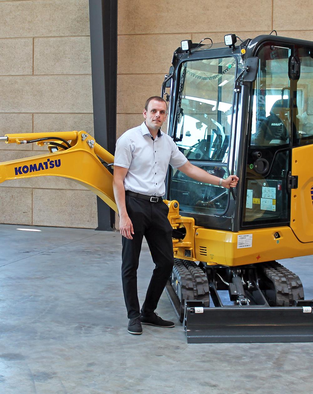 Produktchef Michael Bom Skytte med den helt nye Komatsu PC20R-5. Produktchef Michael Bom Skytte med den helt nye Komatsu PC20R-5.