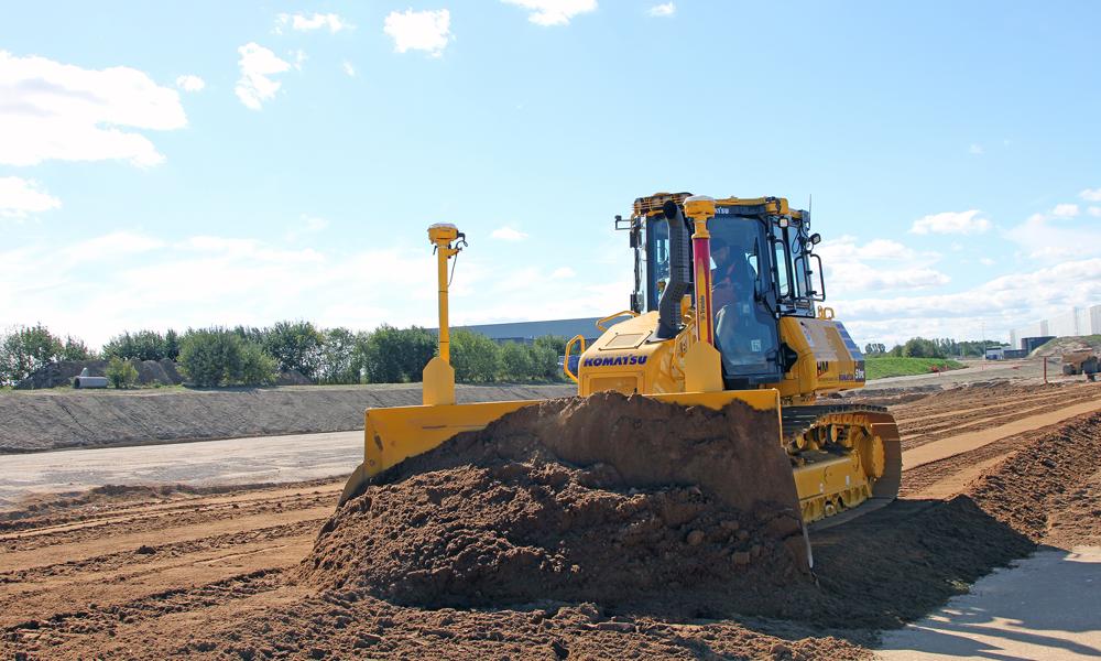 16 tons dozeren Komatsu D51PX-24 klarer eminent udlægning og afretning af sand.