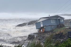 Stormen Fiona skyller huse i havet i det østlige Canada