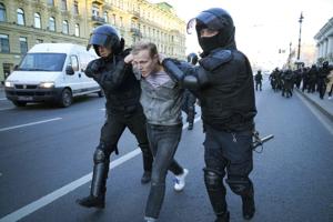 Næsten 800 anholdte under protester mod russisk mobilisering