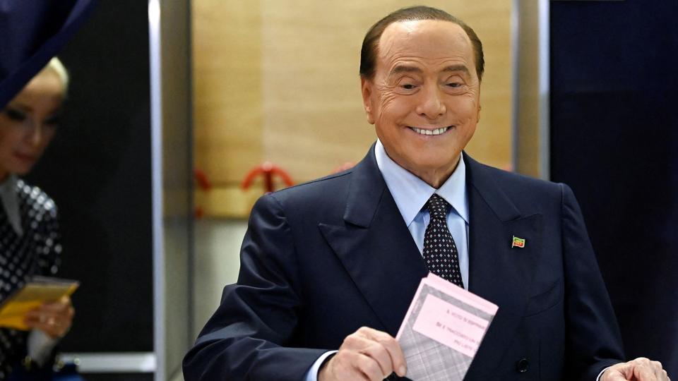 Italiens tidligere premierminister Silvio Berlusconi fra partiet Forza Italia afgiver sin stemme i Milano søndag. Han er en del af en højrealliance, der ventes at kunne danne regering efter valget. <i>Flavio Lo Scalzo/Reuters</i>