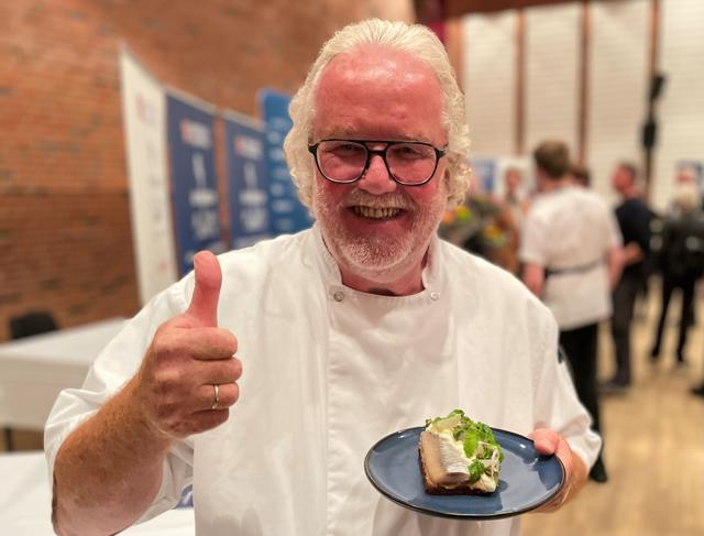 Ejvind Jensen fra Restaurant Lilleheden i Hirtshals var bedst af alle ved konkurrencen "Årets Sild". Så det næste års tid kan han prale af at servere landets bedste sildemad. <i>Foto: Claus T. Kræmmergård</i>