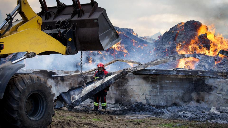 Flere har været lige for tæt forbi de 2000 bigballer, der har brændt uden for Frøstrup siden lørdag nat. <i>Foto: Bo Lehm</i>