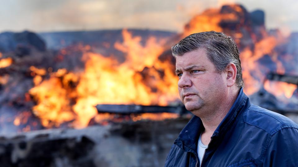 Søndag brændte det fortsat i laden hos gårdejer Rasmus Åkerstrøm. Branden blev opdaget 3.15 natten til lørdag.   <i>Foto: Bo Lehm</i>