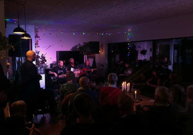Hjemme hos Jesper og Rox på Purkervej. Koncerterne i private hjem minder i høj grad om det islandske koncept 'Heima'. <i>Foto: Birgitte Sonne</i>