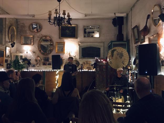 Koncert i tangostudiet. Foreningen har fået en bestyrelse, der udover Karolina består af Jacob Højlund, Thit Asmussen, Heinz Kanstrup og Børge Asmussen. Der er indtil nu afholdt to havekoncerter og workshops i sangskrivning og fotografi. <i>Foto: Birgitte Sonne</i>