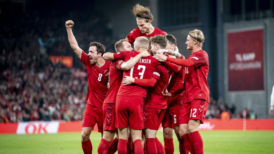 Dansk jubel efter Andreas Skov Olsens 2-0-mål. <i>Mads Claus Rasmussen/Ritzau Scanpix</i>