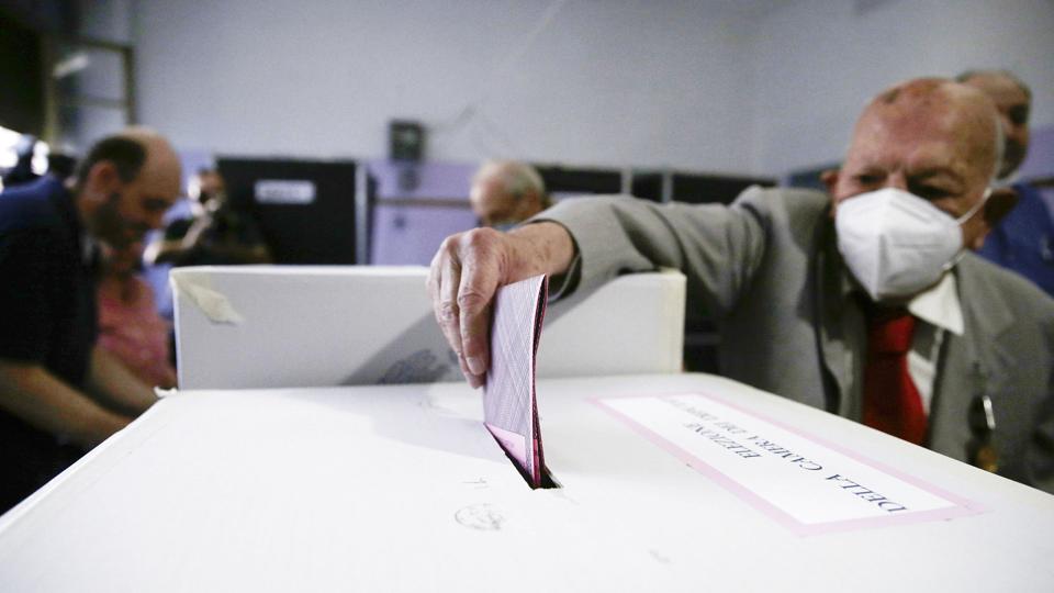 99-årige Umberto Graziani var blandt de blot 64 procent af de stemmeberettigede italienere, der søndag stemte til landets parlamentsvalg. Graziani afgav sin stemme på et valgsted i Rom. <i>Cecilia Fabiano/Ritzau Scanpix</i>