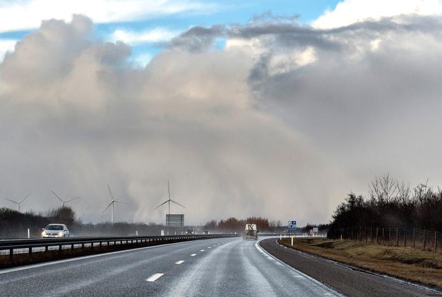 Gråvejr og regn i Vendsyssel giver dårligere sigtbarhed, og så bliver det for alvor farligt for bilisterne at køre for tæt på hinanden. <i>Foto: Henning Bagger/Ritzau Scanpix</i>