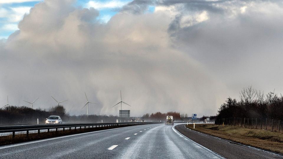 Gråvejr og regn i Vendsyssel giver dårligere sigtbarhed, og så bliver det for alvor farligt for bilisterne at køre for tæt på hinanden. <i>Foto: Henning Bagger/Ritzau Scanpix</i>