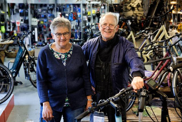 Jens Christian og Anne Marie Jensen har drevet Hedens Cykler i 40 år - fra butikken i Solbjerg på Mors sælger de cykler til kunder, der valfarter til fra hele landet. <i>Foto: Bo Lehm</i>