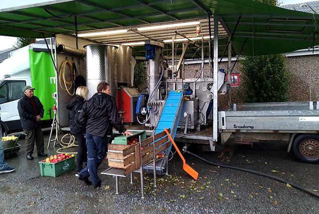 Arbejdsgangen i det mobile mosteri starter med, at æblerne læsses af på transportbåndet. <i>Foto: Privat</i>