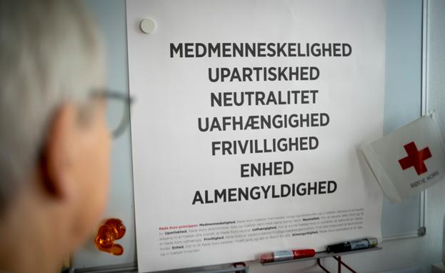 Røde Kors' principper. - Dem skal vi kunne på fingrene, forklarer Inger Ejstrud. Og det kan hun også, da Nordjyske interviewer hende.