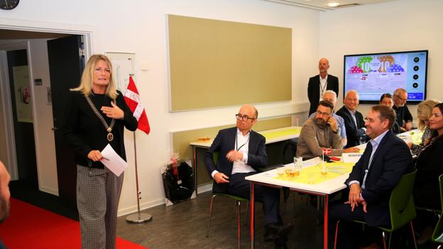Borgmester Birgit S. Hansen holdt en slagfærdig tale til de 280 medarbejdere i Udbetaling Danmark Center Frederikshavn. <i>Foto: Hans Sejlund</i>