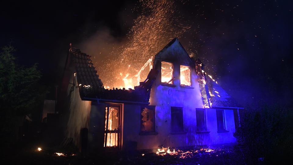 Mandag aften udbrød der brand i et hus nord for Vebbestrup, hvor huset endte med at brænde helt ned.  <i>Foto: Jan Pedersen</i>