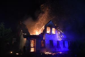 Hus omspændt af flammer - ejer slog alarm