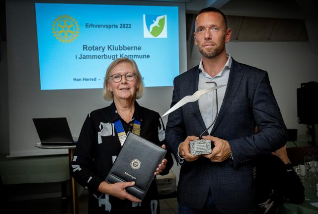 Rotaryklubberne i Jammerbugt Kommune uddelte sidste år den årlige erhvervspris til Tom Jakobsen fra Byggefirmaet Tom Jakobsen A/S. 