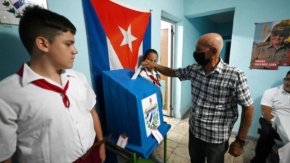En cubansk mand afgiver her sin stemme vedrørende et nyt familiekodeks. Det gør han på et valgsted i den cubanske hovedstad, Havana. <i>Yamil Lage/Ritzau Scanpix</i>