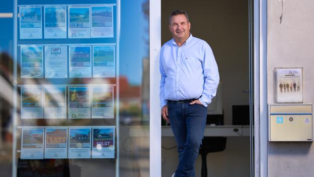 Allan Kristensen foran Mæglerfirma Asger Larsen – Allan Kristensen ApS i Fjerritslev. <i>Foto: Bertel Bolt-Jørgensen.</i>