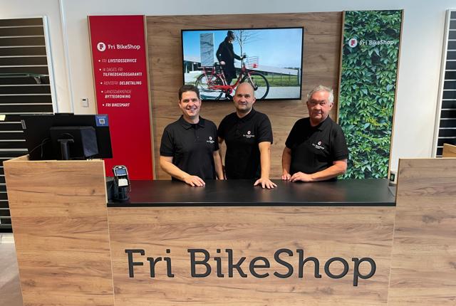 De er forvejen kendt af mange for deres to cykelforretninger, og nu åbner Troels Vesterholt (th) og sønnerne Steffen og Lasse Vesterholt snart deres tredje Fri BikeShop i Aalborg.