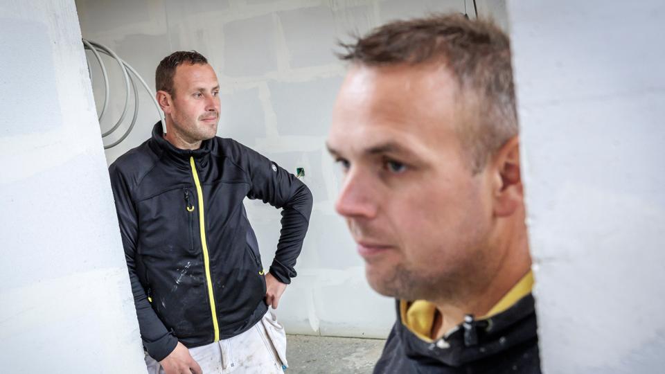 Kenneth Thorup Nielsen (tv) fra Terndrup vil bygge 25 lejeboliger i sin hjemby og er gået sammen med sin gode ven og kollega, Jesper Thygesen (th) om projektet. <i>Foto: Martin Damgård</i>