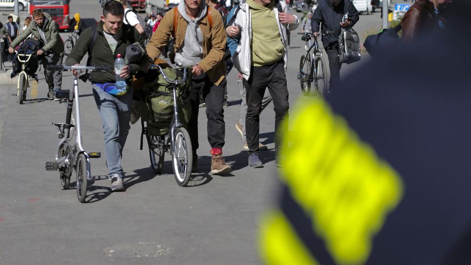 En gruppe russiske mænd ankommer til Georgien med deres cykler efter at have krydset grænsen ved Verkhnyj Lars tirsdag. Lange bilkøer er dannet adskillige steder ved grænsen efter præsident Vladimir Putin i sidste uge gav ordre til en delvis mobilisering. <i>Zurab Tsertsvadze/Ritzau Scanpix</i>