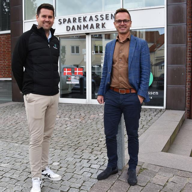 Søren H. Petersen (til højre) er ny i rollen som afdelingsdirektør i Mariager, men han har tidligere arbejdet i byen igennem 12 år. Her ses han sammen med sin souschef, Niels Kallestrup Kærgaard.