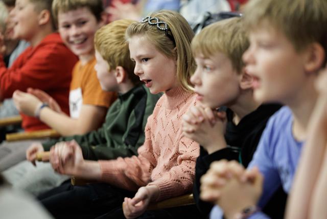 Hjørring Kommunes syv friskoler var samlet på Vendelbohus for at øve kor sammen - 350 elever inden eftermiddagens store koncert for forældre. <i>Foto: Henrik Bo</i>