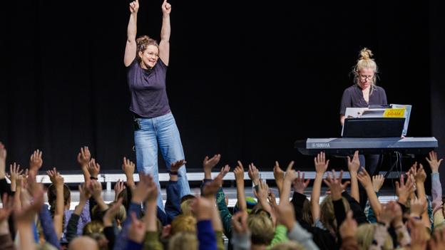 Hjørring Kommunes syv friskoler var samlet på Vendelbohus for at øve kor sammen - 350 elever inden eftermiddagens store koncert for forældre. <i>Foto: Henrik Bo</i>