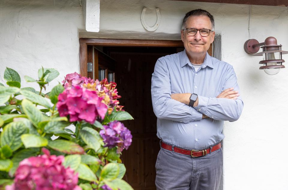 Per Eskildsen havde i sin tid ugeavisen Vesthimmerlands Folkeblad sammen med sin bror. Den blev i 2014 solgt til Nordjyske, hvor han blev ansat som grafiker. Han blev fyret i 2020 - men nu er han i gang som selvstændig grafiker. <i>Foto: Kim Dahl Hansen</i>