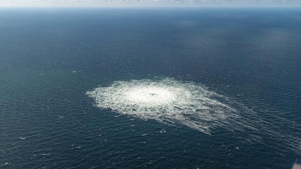 Her ses en gaslækage ved Nord Stream 2-forbindelsen set fra Forsvarets F-16-beredskab. <i>Forsvaret/Ritzau Scanpix</i>