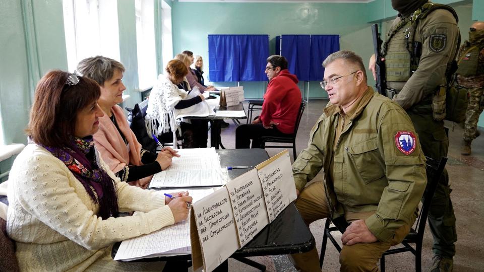 Konstantin Ivashchenko (siddende), der er byen Mariupols prorussiske borgmester, besøger et valgsted i den østlige havneby tirsdag - den sidste af de fem dage, den omstridte folkeafstemning har strakt sig over. <i>Stringer/Ritzau Scanpix</i>