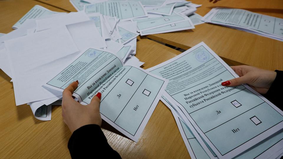 En foreløbig optælling viser, at mindst 96 procent af vælgere i fire ukrainske regioner har stemt ja til at tilslutte sig Rusland. <i>Alexander Ermochenko/Reuters</i>