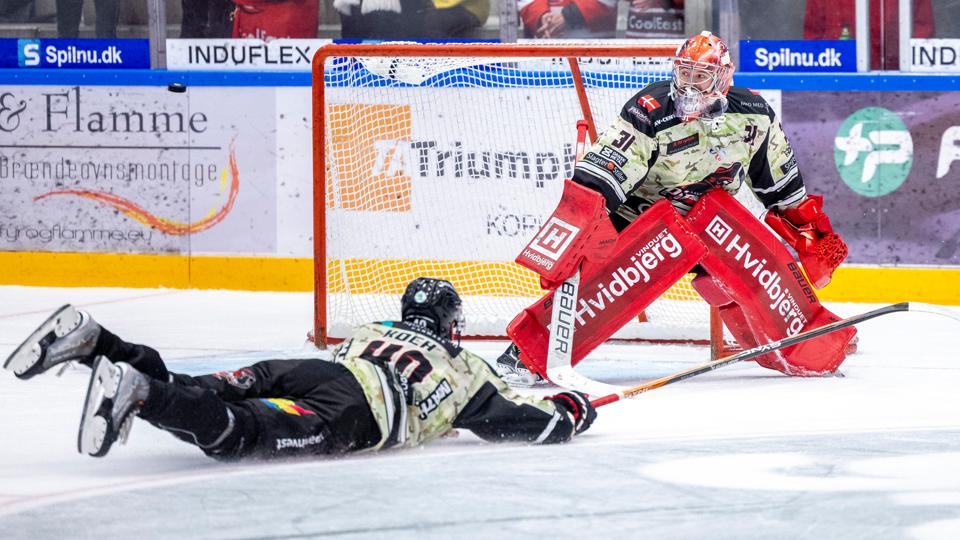 Aalborg Pirates-backen Anders Koch og målmand Thomas Lillie blev de små i tirsdagens opgør i Metal Ligaen. <i>Foto: Lars Pauli</i>